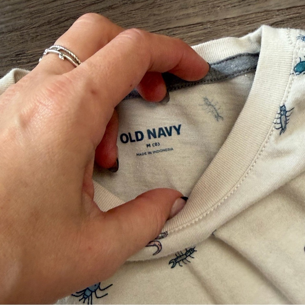 Old Navy Boys Off White Critter Print Cotton T-Shirt Size M 8 Insects Spiders - Picture 2 of 2